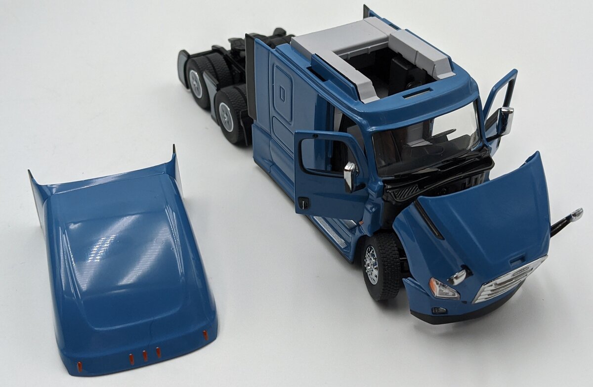 DieCast Masters 71048 1:50 Freightliner New Cascadia w/Sleeper & Skeletal Trailr