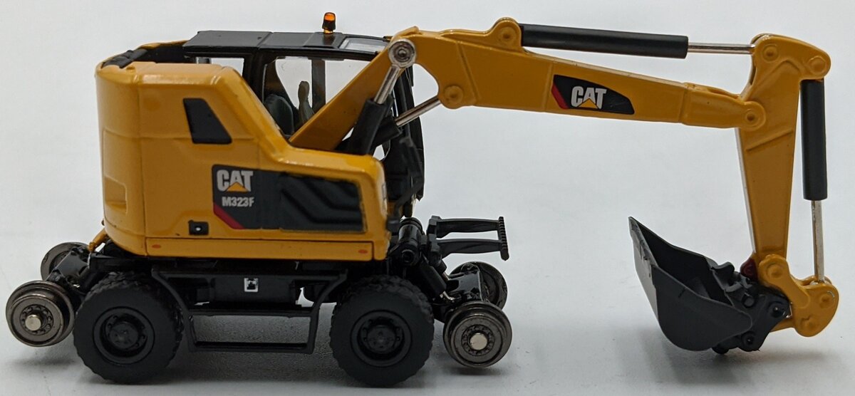 DieCast Masters 85612 1:87 Scale Caterpillar M323F Railroad Wheeled Excavator