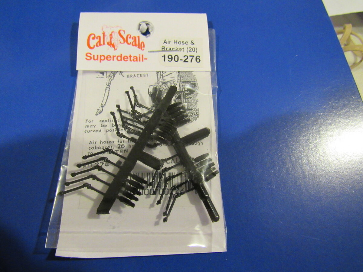 Cal Scale 190-276 HO Plastic Air Hoses & Brackets (Pack of 20)