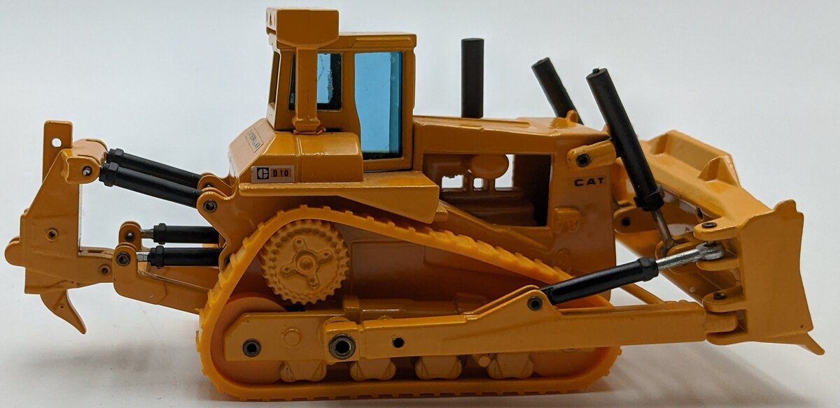 Joal 220 1:70 Caterpillar D10 Dozer Chain Tractor
