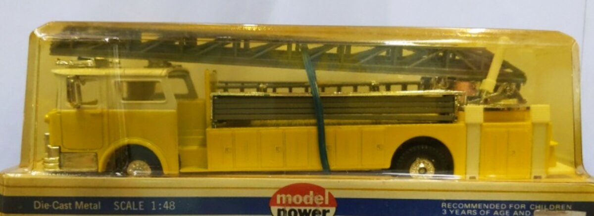Model Power 8968 1:48 Scale Yellow Diecast Fire Truck with Extending Ladder