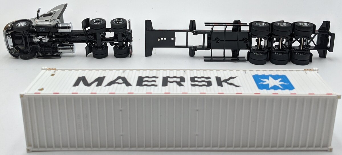 DieCast Masters 71069 1:50 Peterbilt 579 Day Cab Tractor
