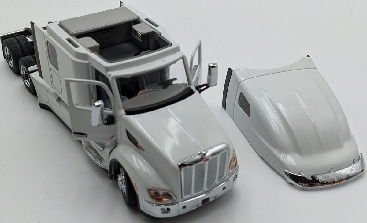DieCast Masters 71072 1:50 Peterbilt 579 UltraLoft White Tractor