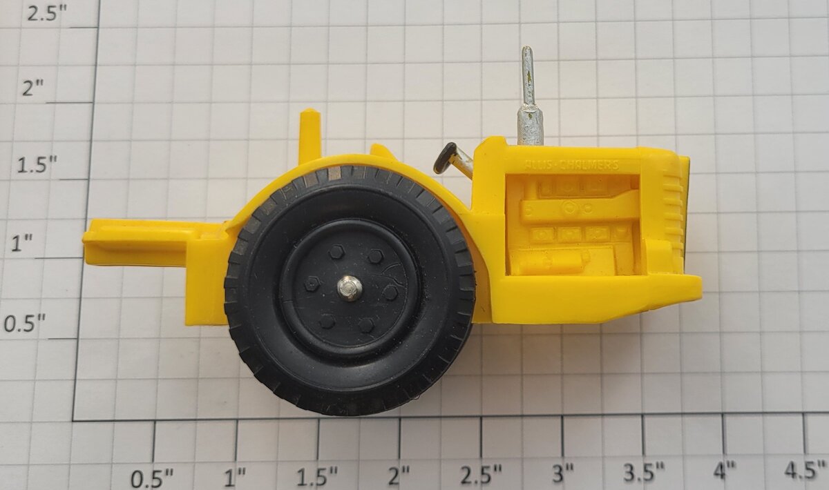 Lionel 9121-1X Yellow Allis Chalmers Scraper Tractor