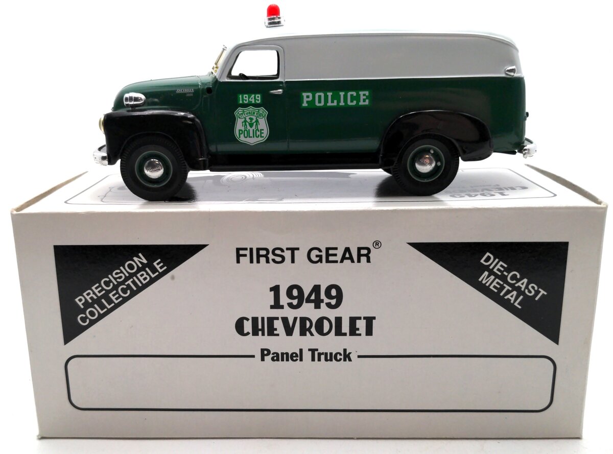 First Gear 19-1377 1:34 1949 Chevrolet Panel Truck New York Police