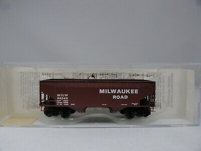 Micro-Trains 05500160 N Milwaukee Road 33' Twin Bay Offset Side Hopper #96245