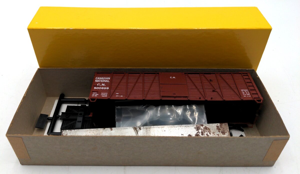 Accurail 4003 HO Canadian National 40' Outside Braced Wooden Boxcar # 500899 Kit