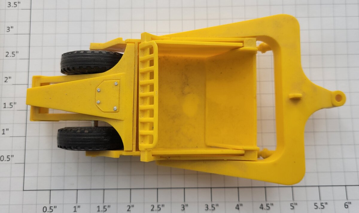 Lionel 9121-2X Yellow Scraper Rear Pan Trailer