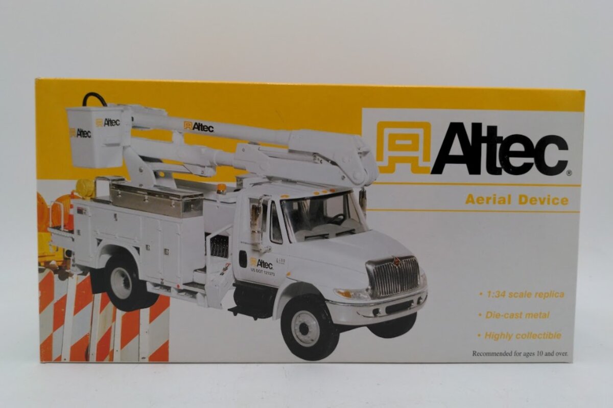 First Gear 19-2827 1:34 Scale Diecast 4400 High Performance Truck International