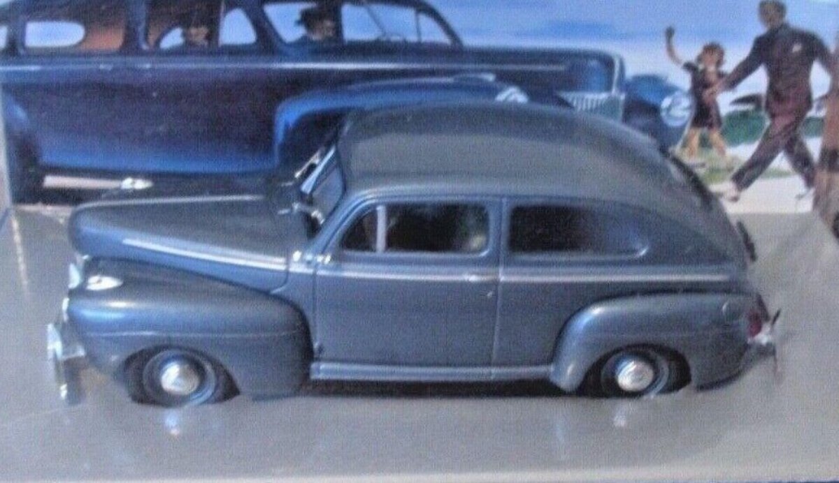 Fleer 63360 1:43 Capri Blue Metallic 1941 Ford Two Door Sedan Deluxe Die-Cast