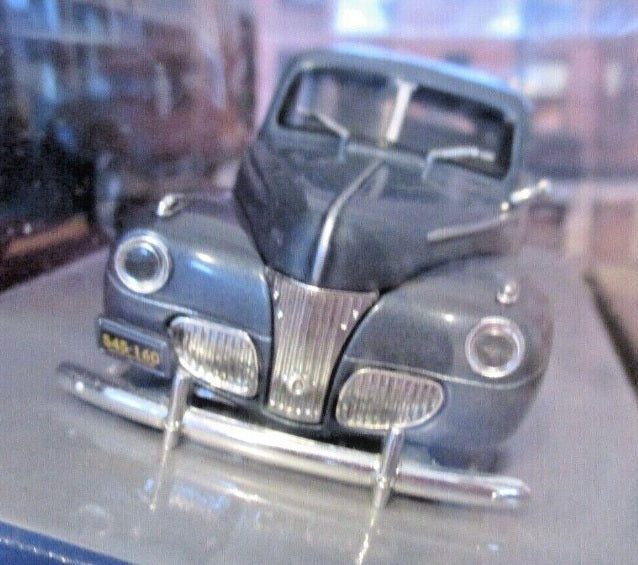 Fleer 63360 1:43 Capri Blue Metallic 1941 Ford Two Door Sedan Deluxe Die-Cast