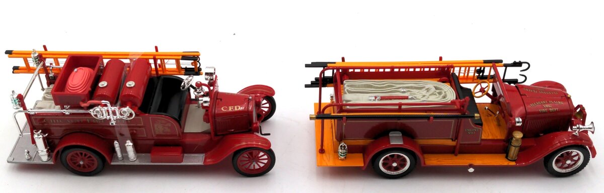Signature Models 32308/32313 1:32 1928 Reo & 1926 Ford Model T Fire Truck