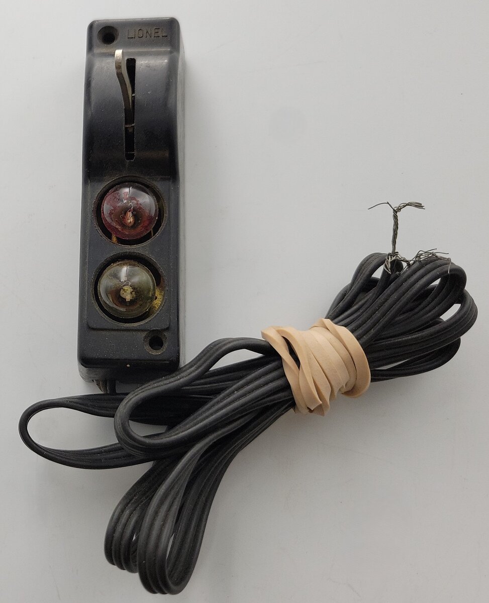 Lionel O22C-1 O Gauge Black Screw Base Switch Controller with Bulbs, Wired