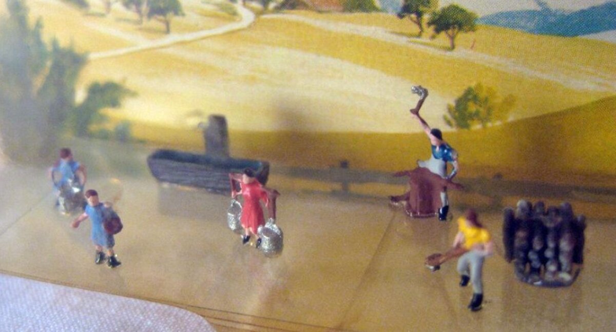 Noch 4362 Z Scale Farmers and Milkmaids