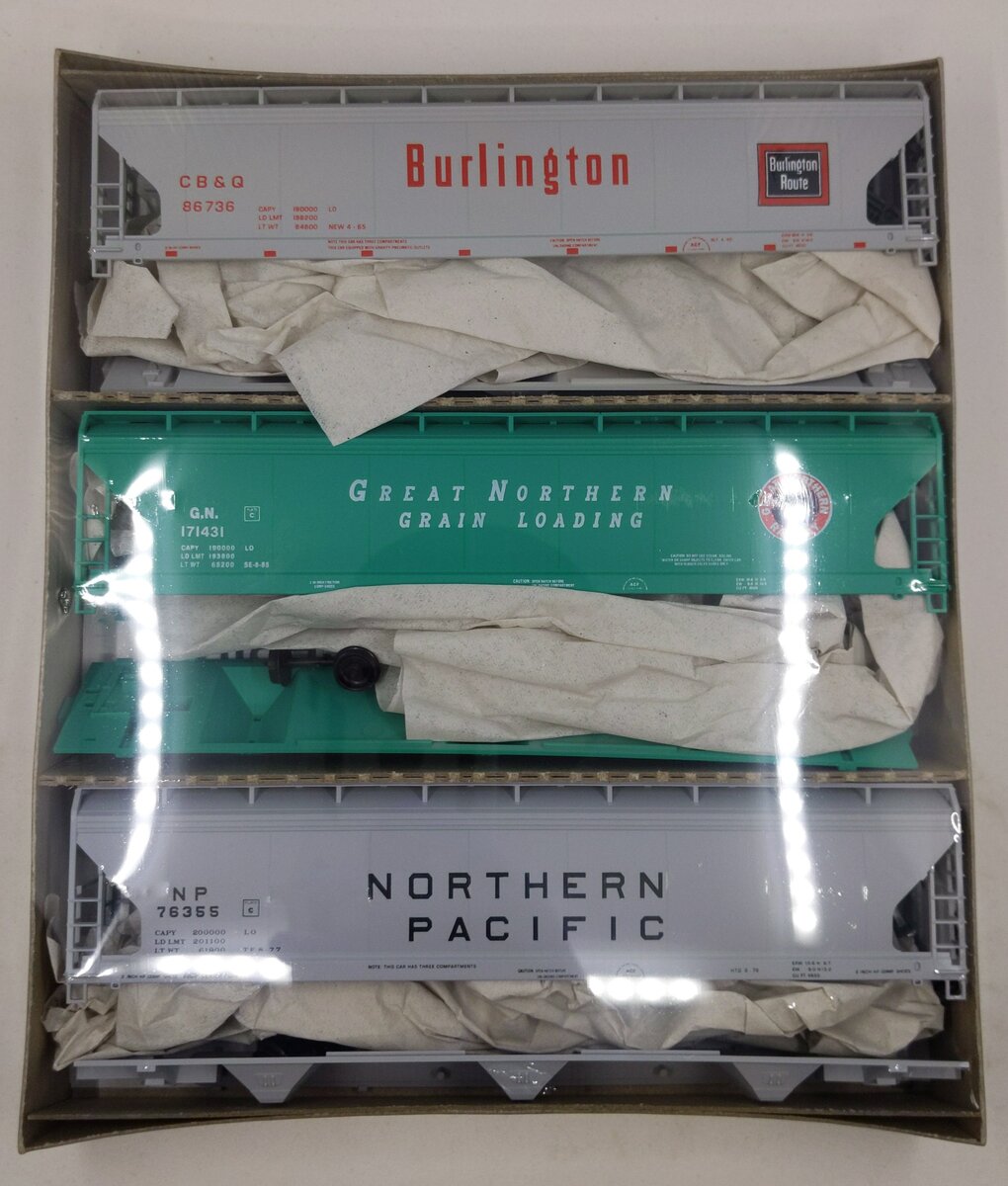 Accurail 3329 HO Scale Fallen Flags ACF 3-Bay Hoppers - CB&Q, GN, NP