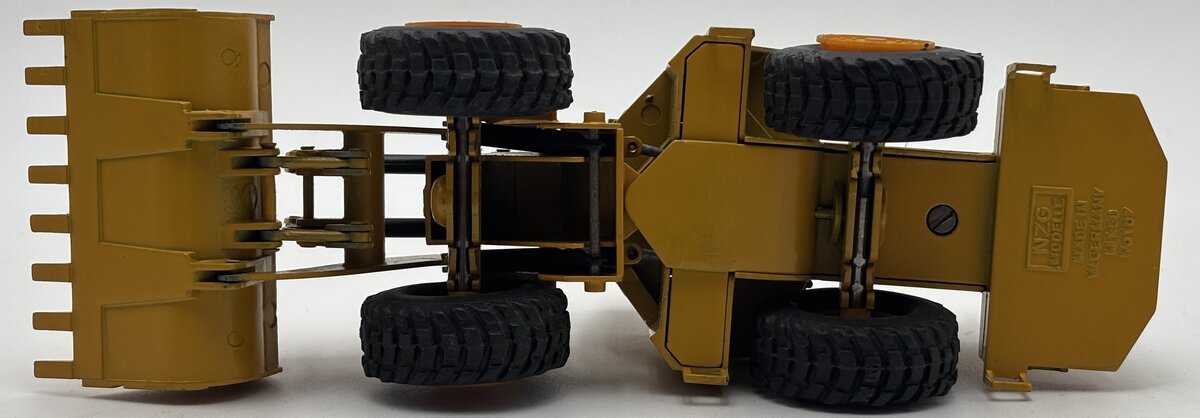 NZG 167 1:50 Caterpillar 988B Wheel-Type Loader