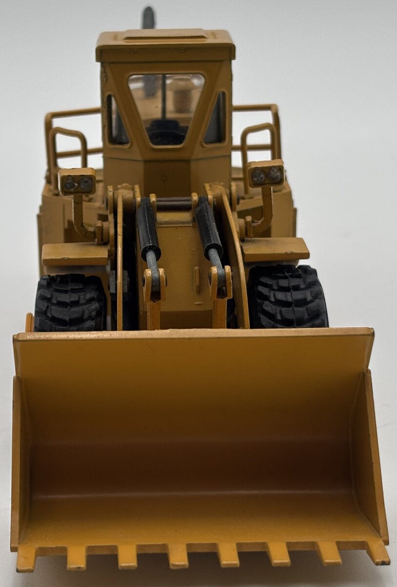 NZG 167 1:50 Caterpillar 988B Wheel-Type Loader