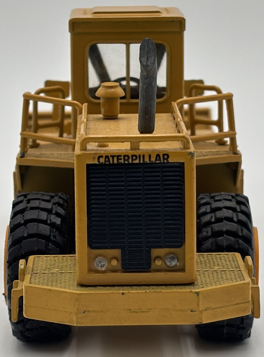 NZG 167 1:50 Caterpillar 988B Wheel-Type Loader