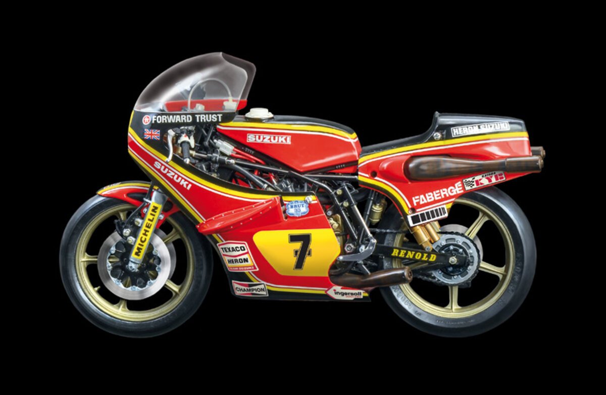 Italeri 4644 1:9 1978 Suzuki RG 500 XR27 Motorcycle Plastic Model Kit