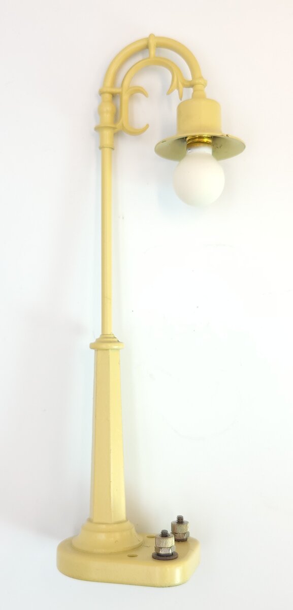 Lionel 58-19 Painted Metal Goose Neck Street Lamp