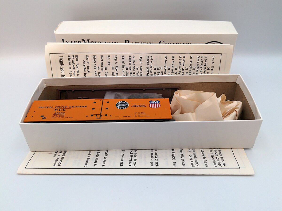 InterMountain 40501-10 HO PFE Double Herald Steel Sided Ice Bunker Car #47666