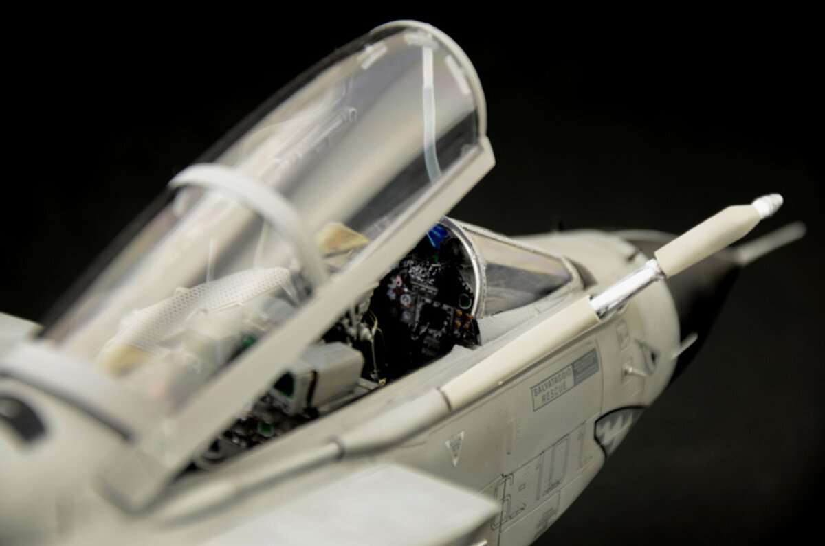 Italeri 2517 1:32 Tornado ECR Military Aircraft Plane Plastic Model Kit