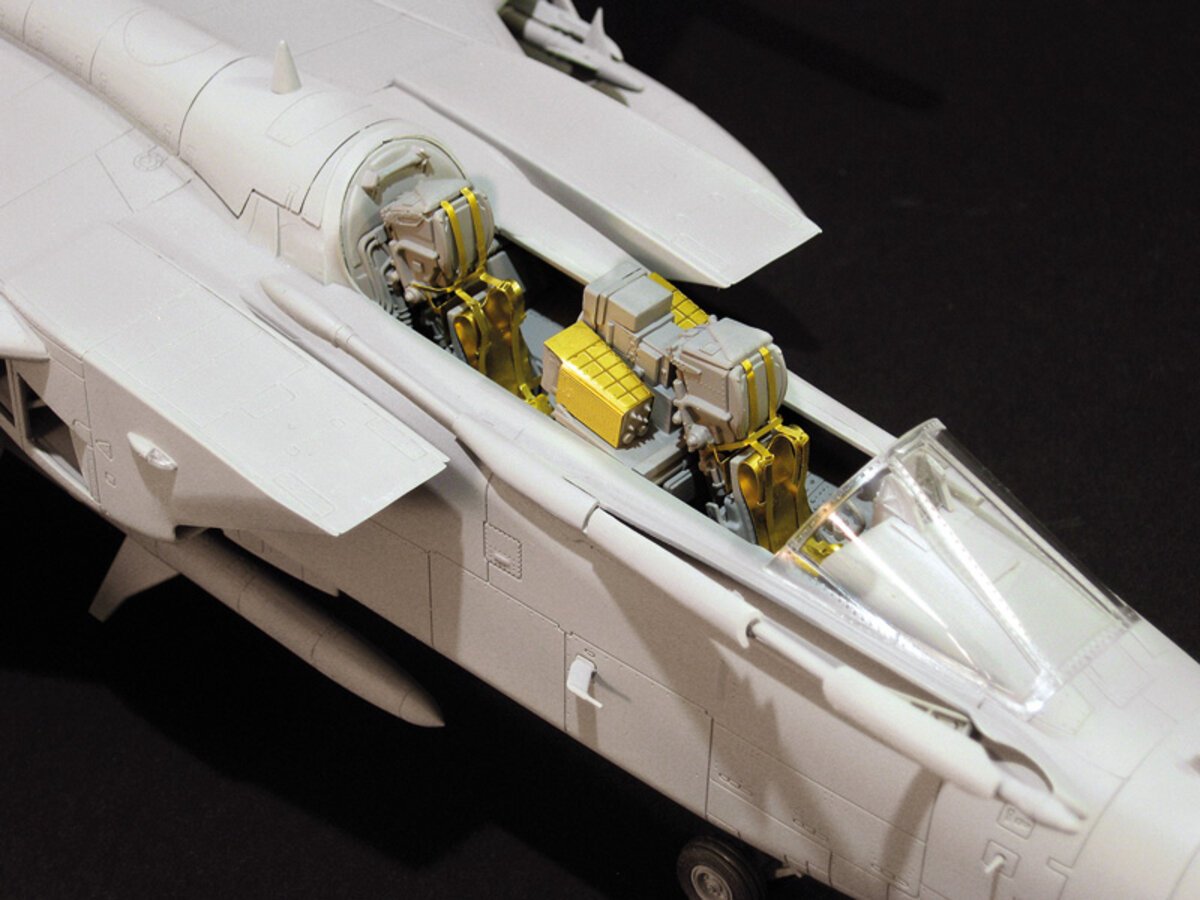 Italeri 2517 1:32 Tornado ECR Military Aircraft Plane Plastic Model Kit