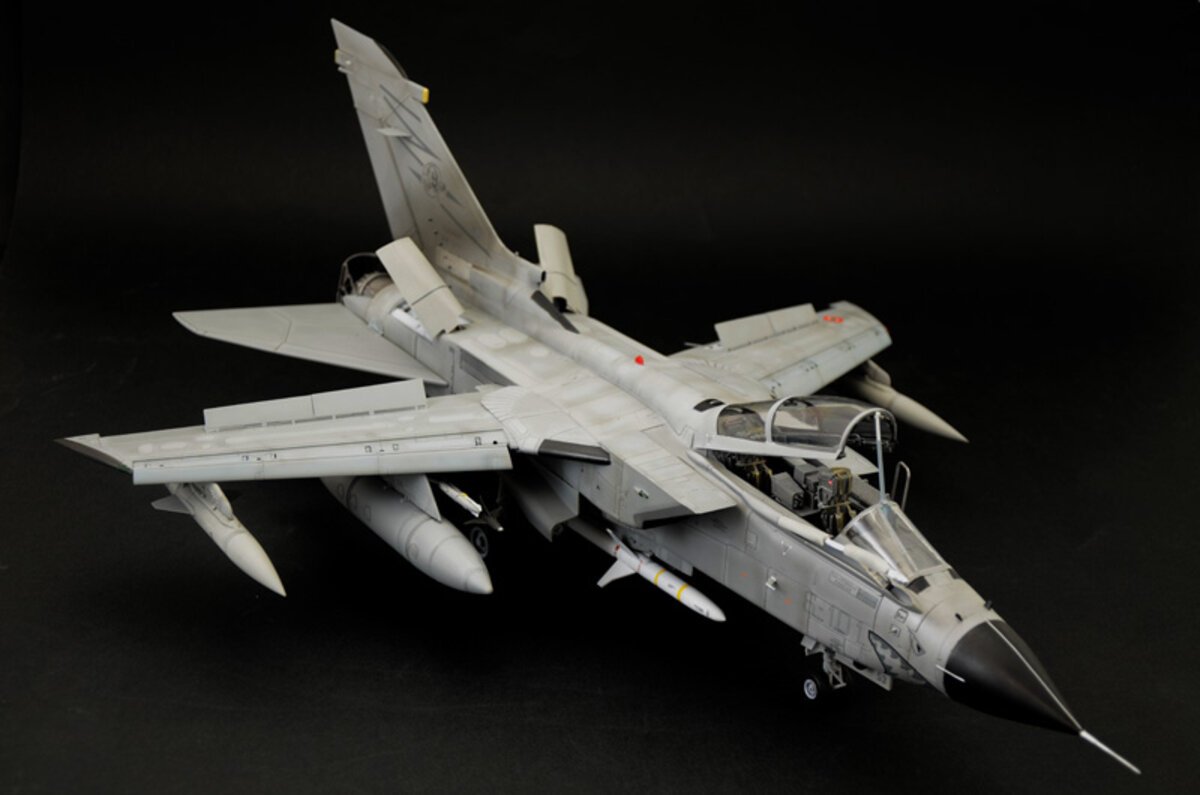 Italeri 2517 1:32 Tornado ECR Military Aircraft Plane Plastic Model Kit