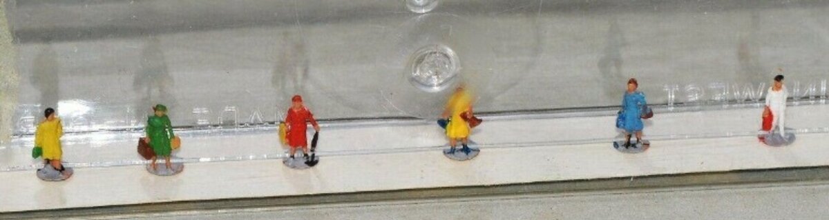 Merten Z-806 Z Scale Women Traveler Figure (Set of 6)