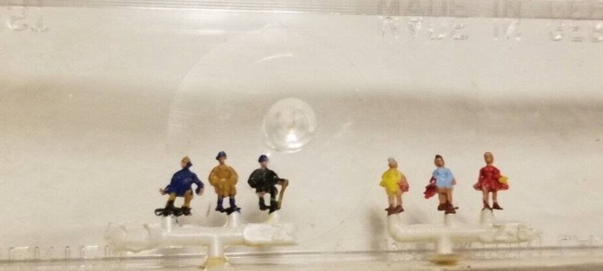 Merten Z-855 Z Scale Sitting Passengers 3 Mens & 3 Womans Figures (Set of 6)