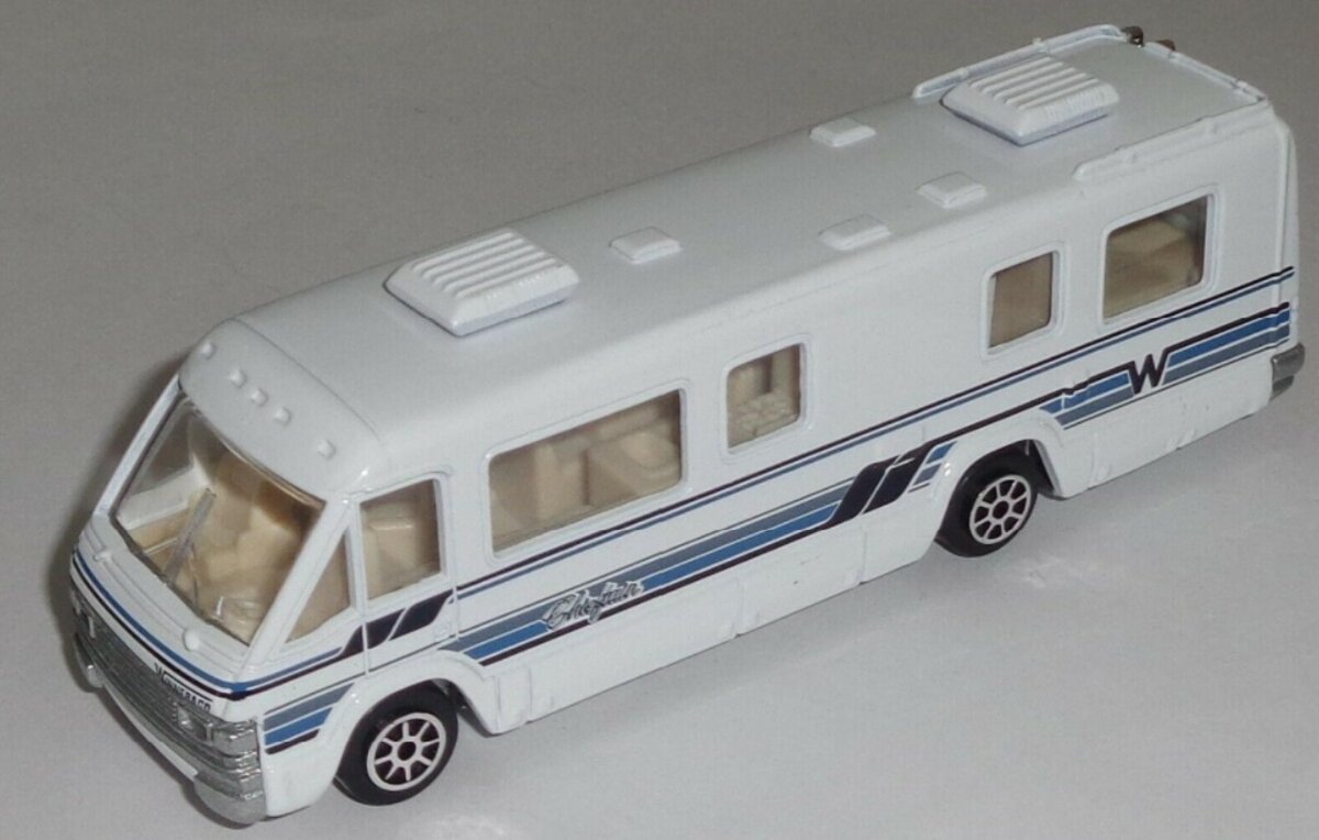 Road Champs 5900 1:43 Winnebago Chieftain RV Deluxe Series