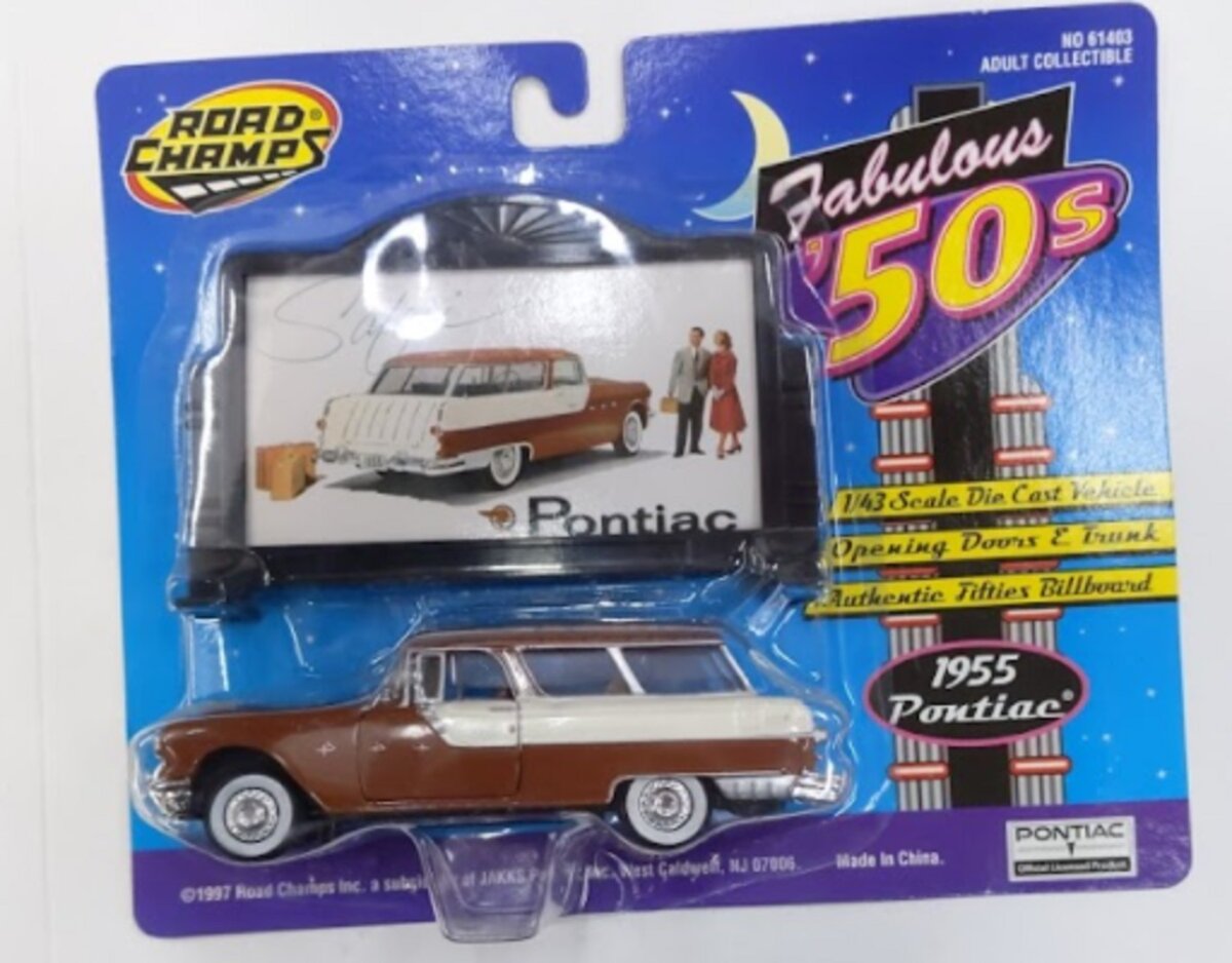 Road Champs 61403 1:43 Brown/Beige 1955 Pontiac Safari W/Billboard Fabulous 50s