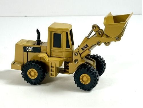 Ertl 2418 1:64 Mighty Movers CAT 950E Wheel Loader Moving Parts MT/Box