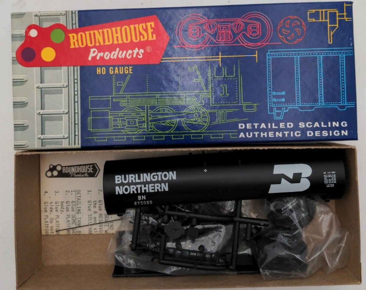 Roundhouse 1376 HO Burlington Northern 50' Tank Car # 875080 Kit