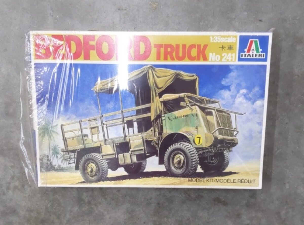 Italeri 241 1:35 Bedford Military Truck Kit