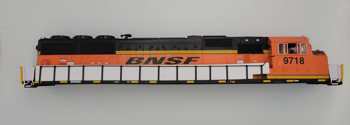 Lionel 2233041-306 O Gauge BNSF Legacy SD70 MAC Diesel Locomotive Shell #9718
