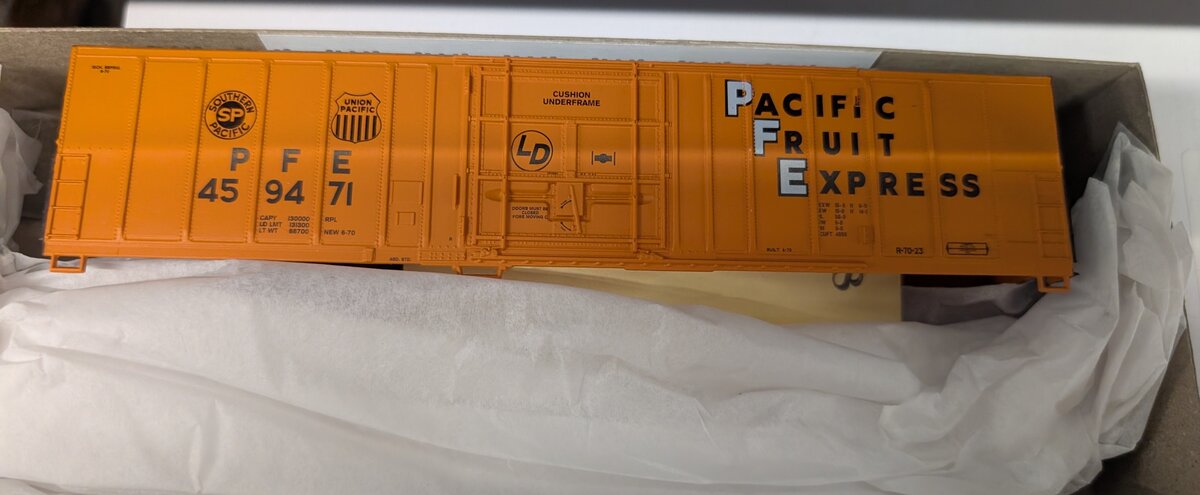 Athearn 2909F HO Pacific Fruit Express 57'''' Mech Reefer # 459471 Kit