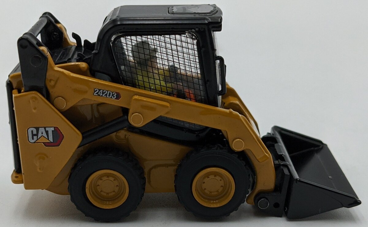 DieCast Masters 85676 1:50 Caterpillar 242D3 Skid Steer Loader with Work Tools