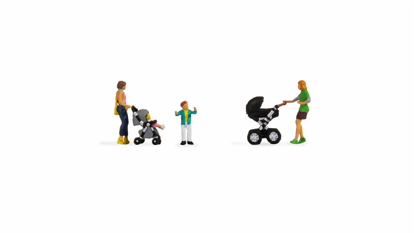 Noch 15584 HO Mothers with Children Plastic Figures (Set of 4)