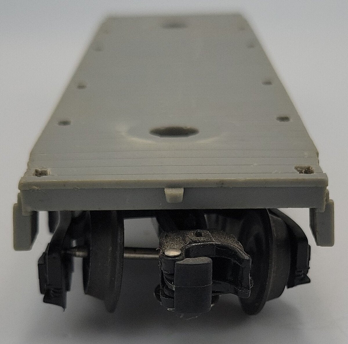 Lionel 1877-3 Unmarked Light Gray Flatcar with Trucks, Couplers, and Steps