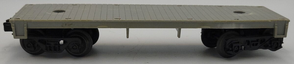 Lionel 1877-3 Unmarked Light Gray Flatcar with Trucks, Couplers, and Steps