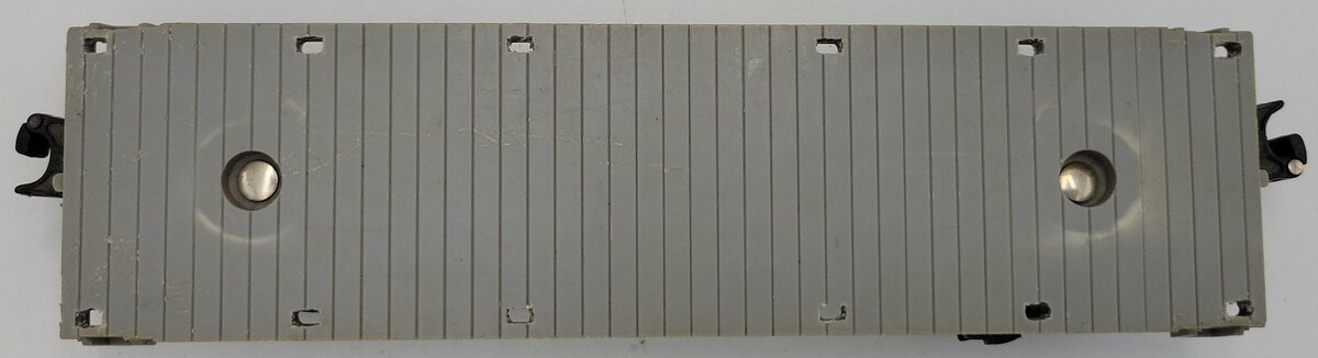 Lionel 1877-3 Unmarked Light Gray Flatcar with Trucks, Couplers, and Steps