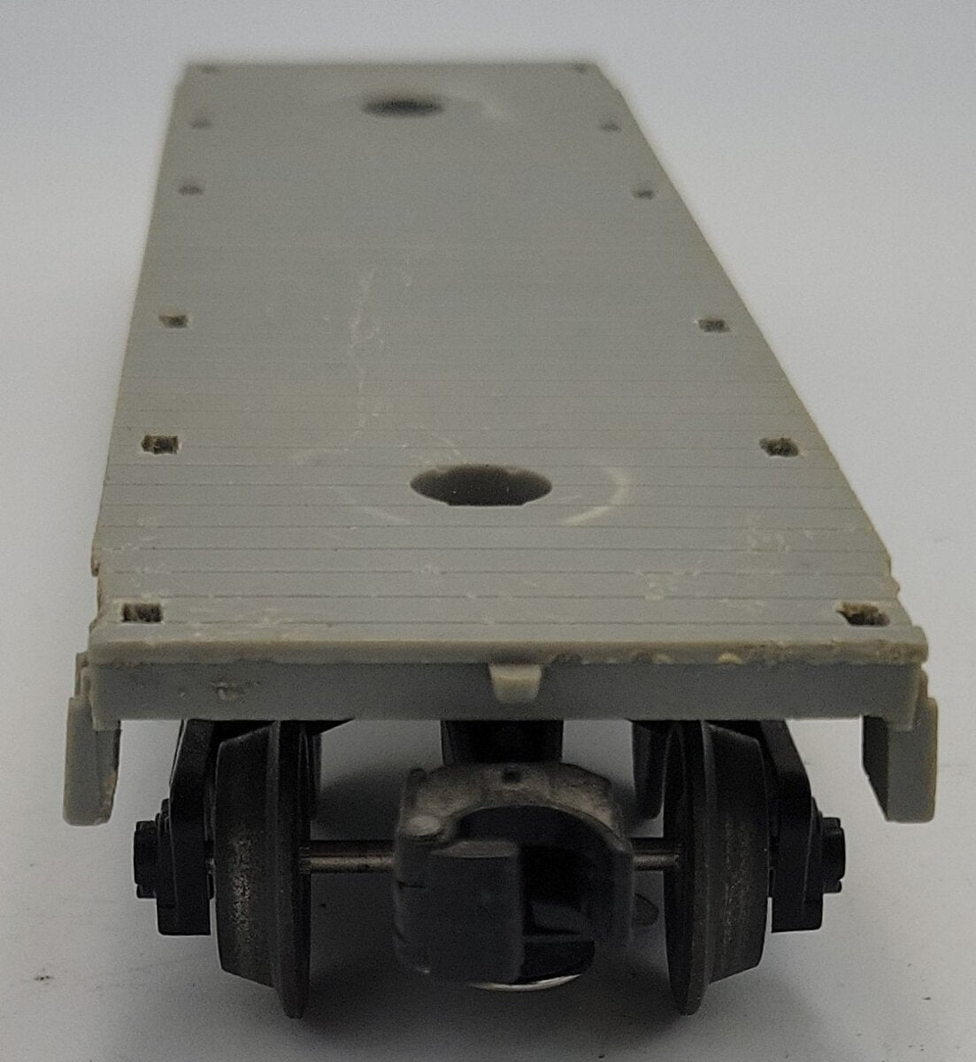 Lionel 1877-3 Unmarked Light Gray Flatcar with Trucks, Couplers, and Steps