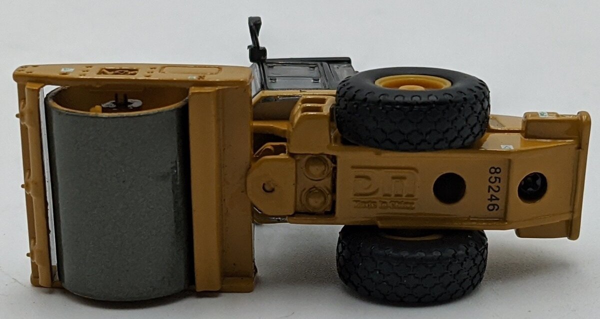 DieCast Masters 85246 1:87 Caterpillar CS56 Smooth Drum Vibratory Soil Compactor