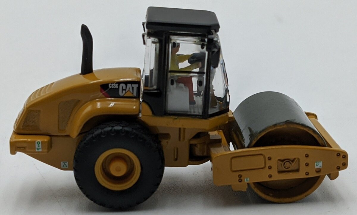DieCast Masters 85246 1:87 Caterpillar CS56 Smooth Drum Vibratory Soil Compactor
