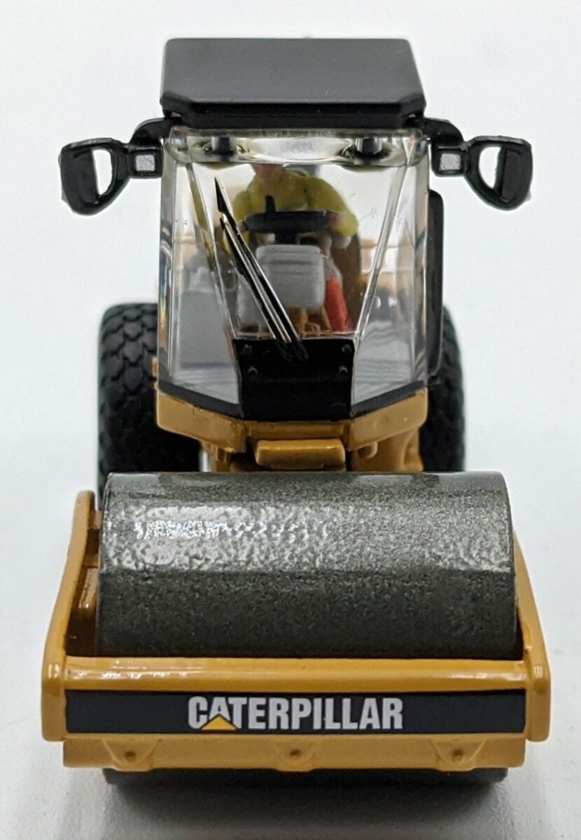 DieCast Masters 85246 1:87 Caterpillar CS56 Smooth Drum Vibratory Soil Compactor