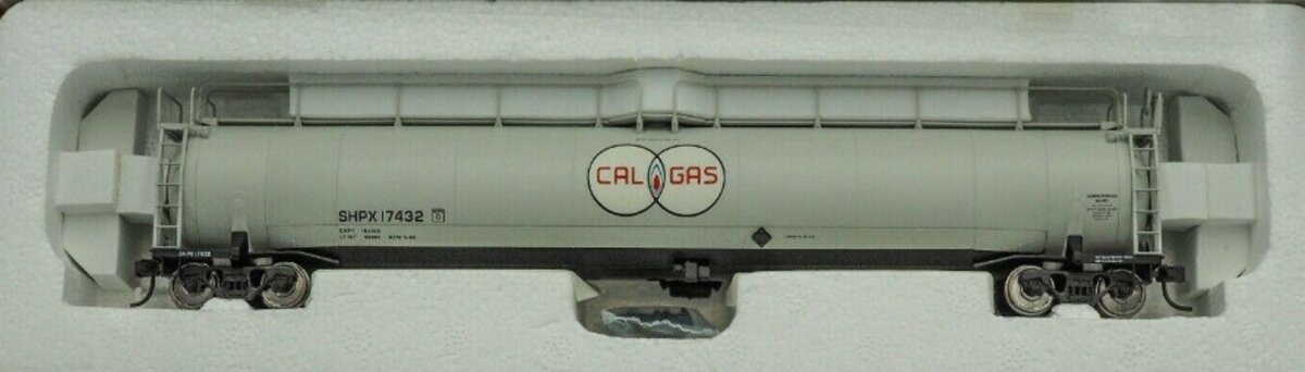 Atlas 1734-4 HO Cal Gas/SHPX 33,000 Gallon Tank Car #17432