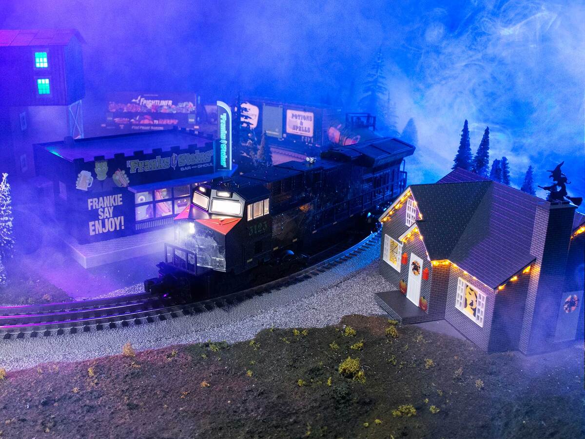 Lionel 2323050 Fast Fright Halloween O Gauge LionChief Diesel Loco Starter Set
