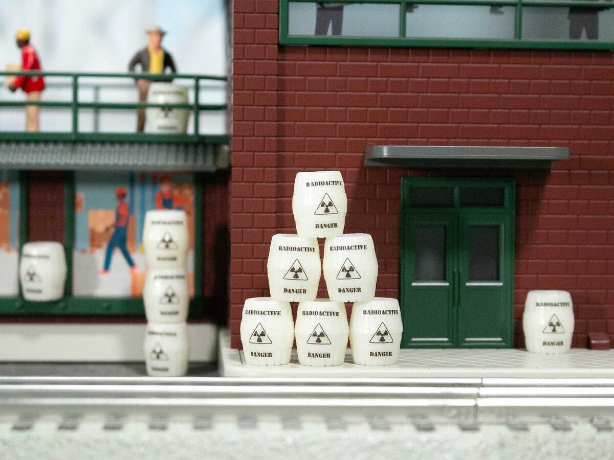 Lionel 2330040 O Area51 Glow In The Dark Haz-Mat Barrels