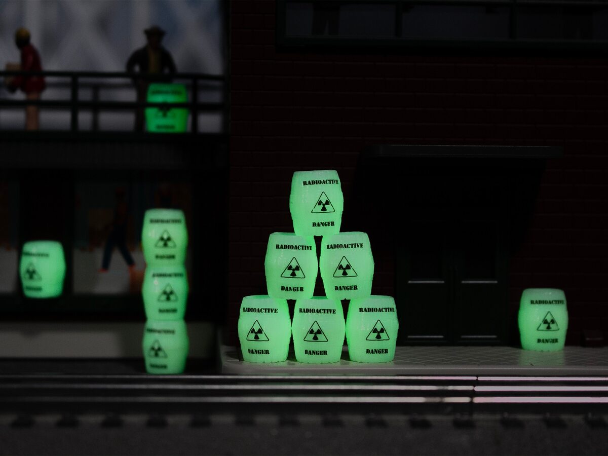 Lionel 2330040 O Area51 Glow In The Dark Haz-Mat Barrels